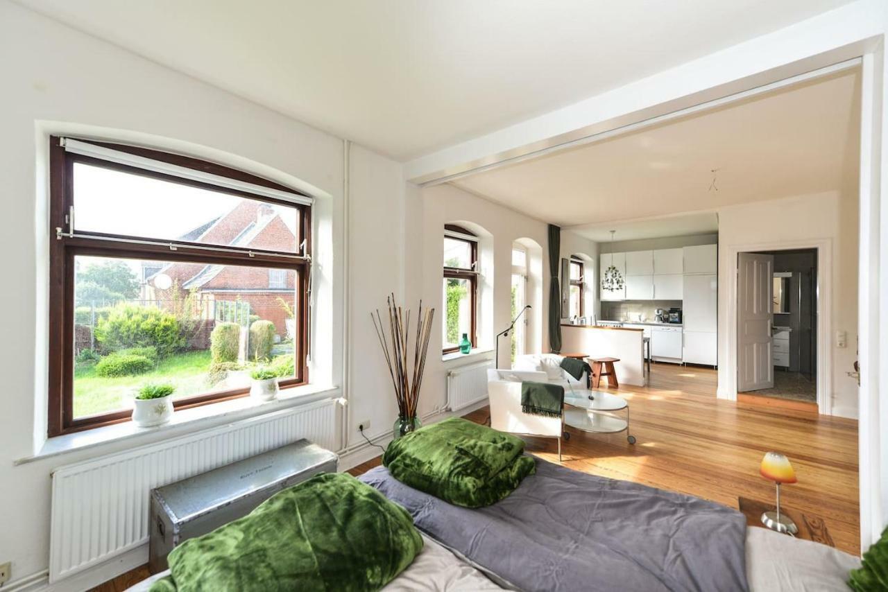 Kanalvilla - Urlaub Am Nord-Ostseekanal - Zwei Ferienwohnungen Im Angebot- Eine Im Dachgeschoss Und Eine Wohnung Mit Garten Sehestedt  ภายนอก รูปภาพ