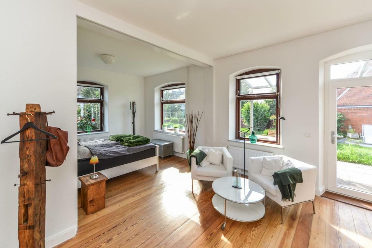 Kanalvilla - Urlaub Am Nord-Ostseekanal - Zwei Ferienwohnungen Im Angebot- Eine Im Dachgeschoss Und Eine Wohnung Mit Garten Sehestedt  ภายนอก รูปภาพ