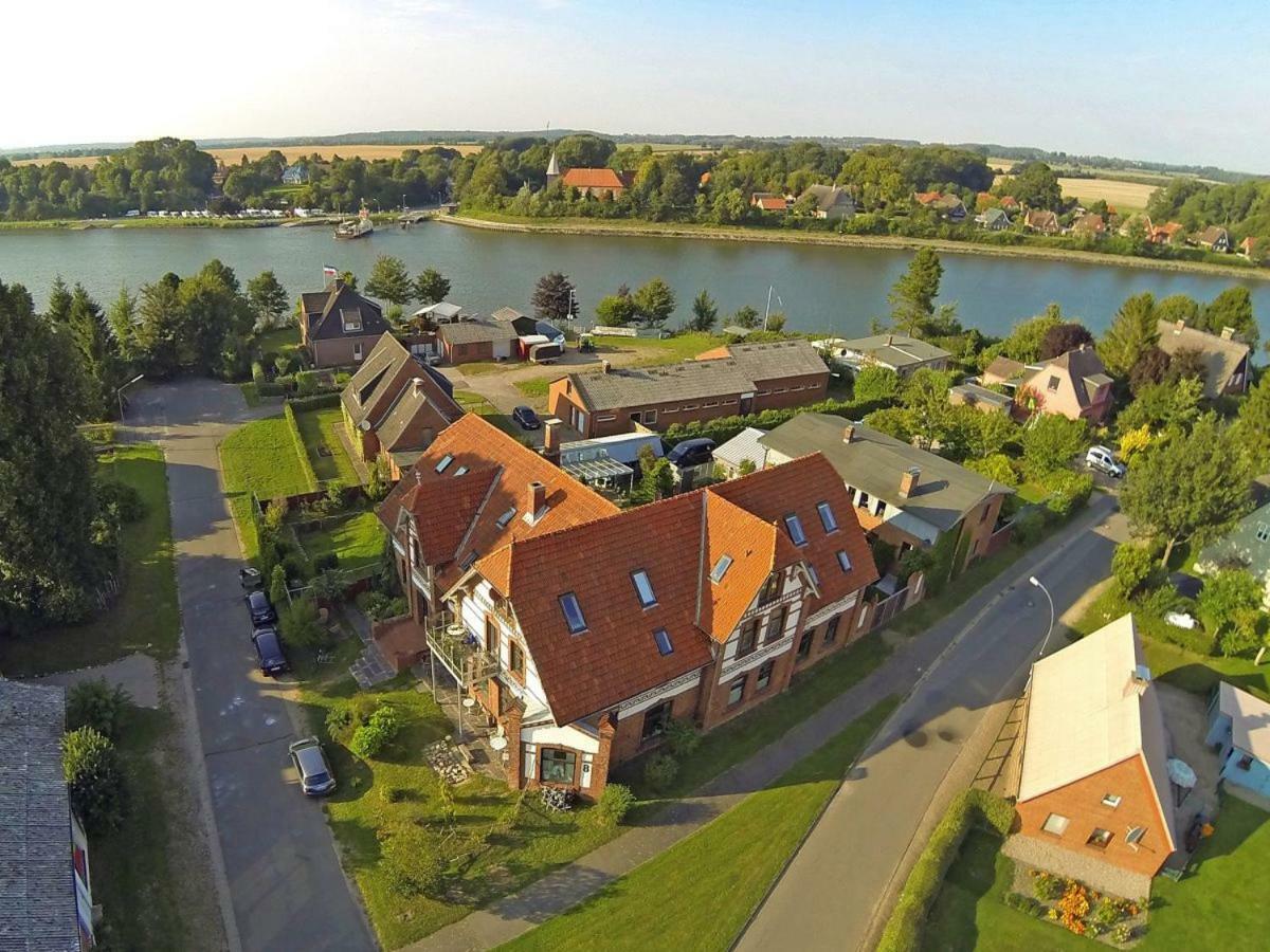 Kanalvilla - Urlaub Am Nord-Ostseekanal - Zwei Ferienwohnungen Im Angebot- Eine Im Dachgeschoss Und Eine Wohnung Mit Garten Sehestedt  ภายนอก รูปภาพ